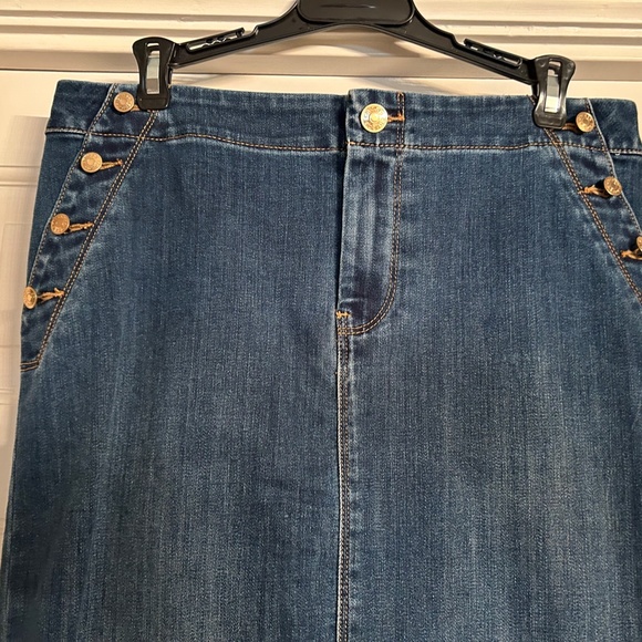 Chico's Knee Length Soft Denim Skirt Size 0.5 - Picture 2 of 4